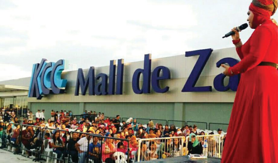 MIN menghiburkan peminat di perkarangan pusat beli-belah KCC Mall, Zamboanga City.