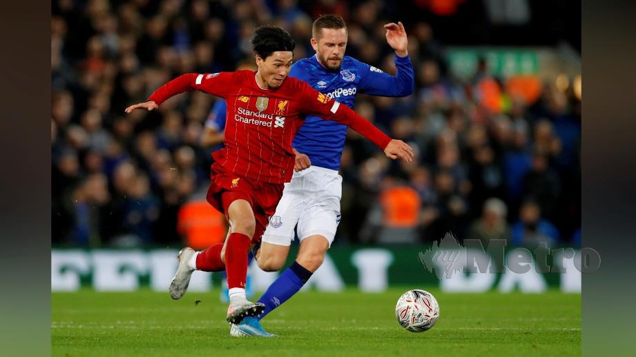 Minamino (kiri) melepasi pemain Everton. FOTO Reuters
