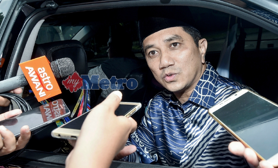 AZMIN menjawab pertanyaan wakil media selepas menghadap Sultan Selangor, Sultan Sharafuddin Idris Shah di Istana Bukit Kayangan, Shah Alam, semalam. FOTO Muhammad Sulaiman