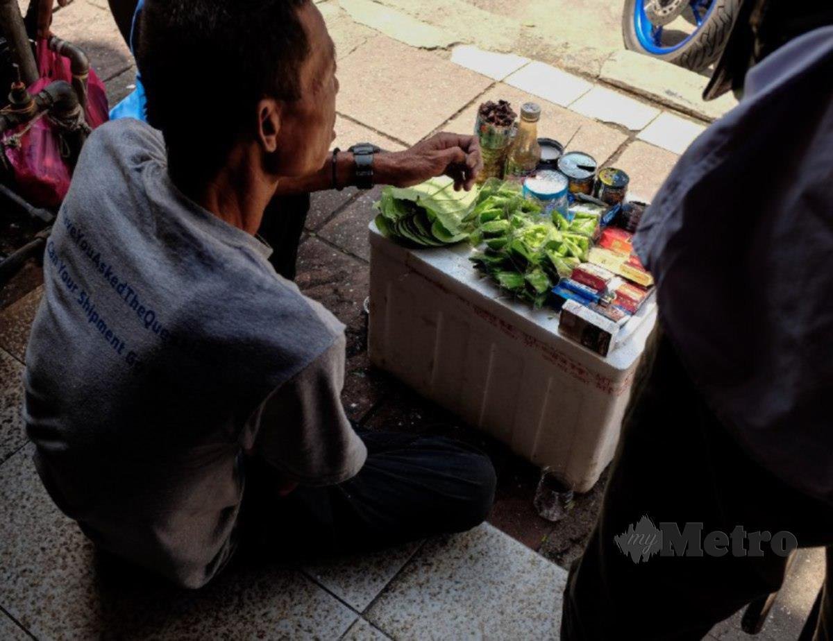 Seorang warga asing menjual sirih di kaki lima. FOTO Sadiq Sani