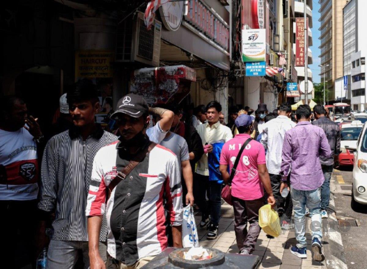 MINI Dhaka di Jalan Silang dan Lebuh Pudu kembali ‘meriah’ dan menjadi tumpuan warga asing bagi menghabiskan cuti. FOTO Sadiq Sani