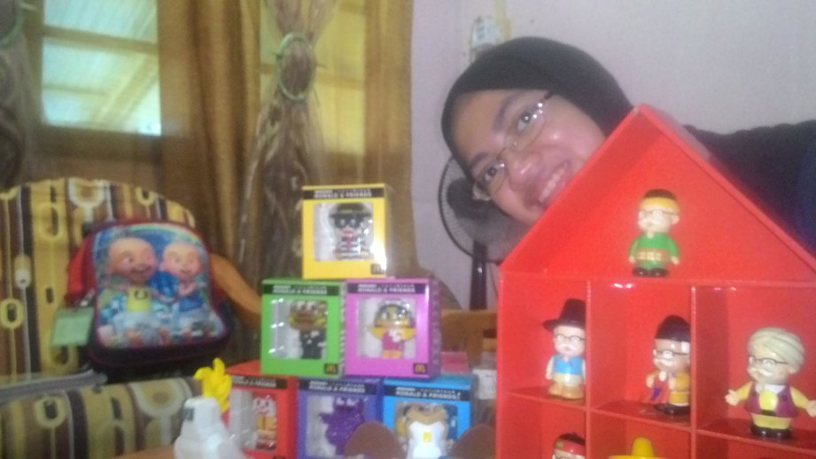 SITI Nurnajihah bersama koleksi mainan mini kepunyaannya. 