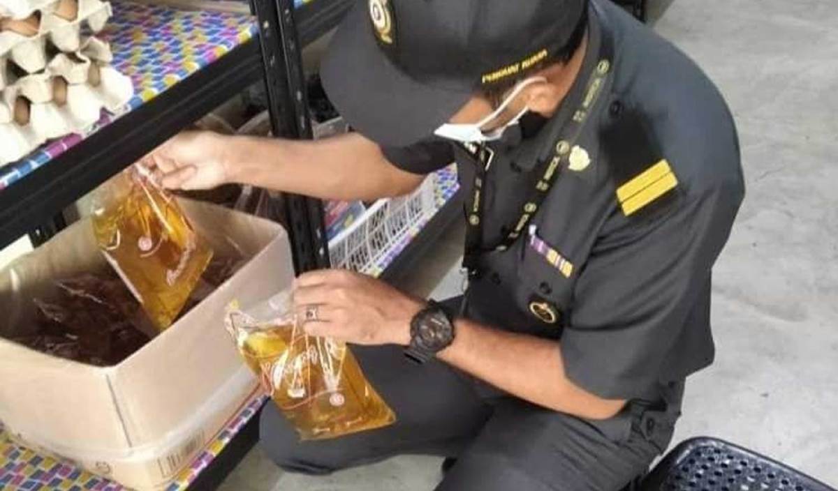 PEGAWAI KPDNHEP Kelantan membuat pemantauan dan pemeriksaan terhadap minyak masak paket satu kilogram bersubsidi bagi memastikan bekalan mencukupi serta tiada pembelian bersyarat yang dikenakan peniaga. FOTO Ihsan KPDNHEP