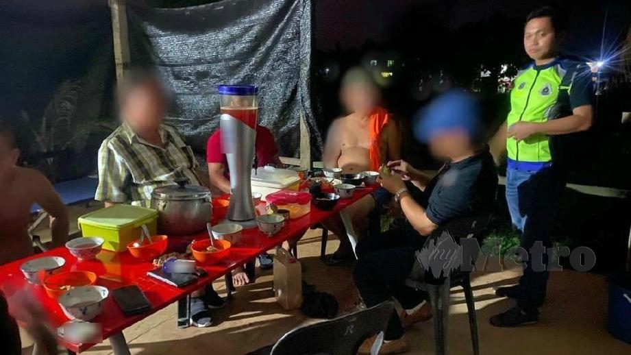 SUSPEK berkumpul meminum minuman keras ditahan ingkar PKP di Kampung Bombong, Tuaran. FOTO Ihsan PDRM