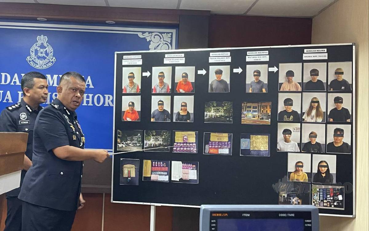 KAMARUL Zaman menunjukkan gambar suspek dan barang rampasan berkaitan 17  ahli sindiket pengedaran dadah yang ditahan di Ibu Pejabat Polis Kontinjen (IPK) Johor, Johor. FOTO Nur Aisyah Mazalan