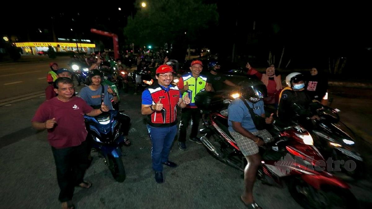 DATUK Mohd Irwan Rizal Mohd Ali Napiah (tengah) bersama dengan penunggang motosikal ketika Program Petrol Percuma 5.0 bagi Komuniti Setiawangsa di Petron Sri Rampai, Kuala Lumpur. FOTO AZHAR RAMLI