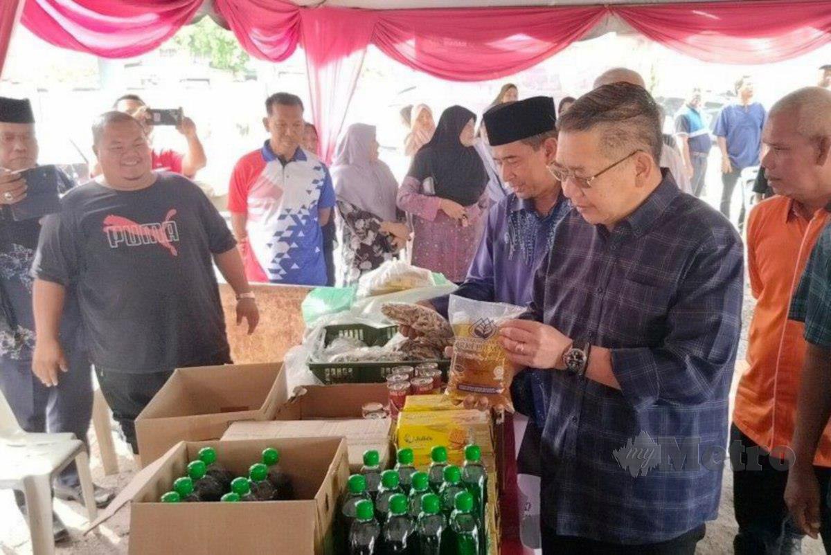 SALAHUDDIN melihat minyak masak peket yang dijual di Majlis Perasmian Persatuan Pengampit Minyak Masak Melayu Zon Utara dan Langkawi Borong Edar di Alor Senjaya. FOTO Zuliaty Zulkiffli
