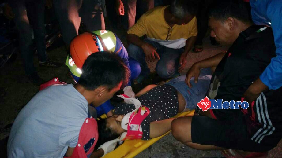 Seorang mangsa diberi rawatan kecemasan sebelum dikejarkan ke hospital. - Foto Ihsan Bomba