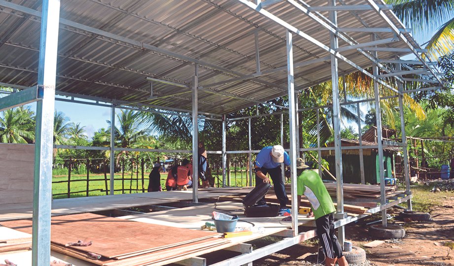 TIGA puluh sukarelawan membina madrasah lelaki di Kampung Toel Toutueng, Kemboja.