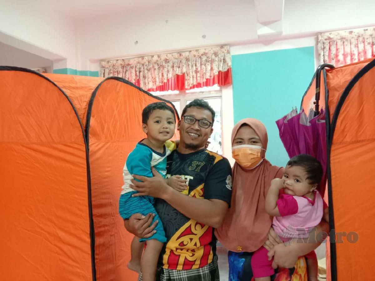 ABD Aziz bersama isterinya dan dua orang anaknya ketika ditemui di PPS SMK Sri Sembrong di Kluang. FOTO ADNAN IBRAHIM