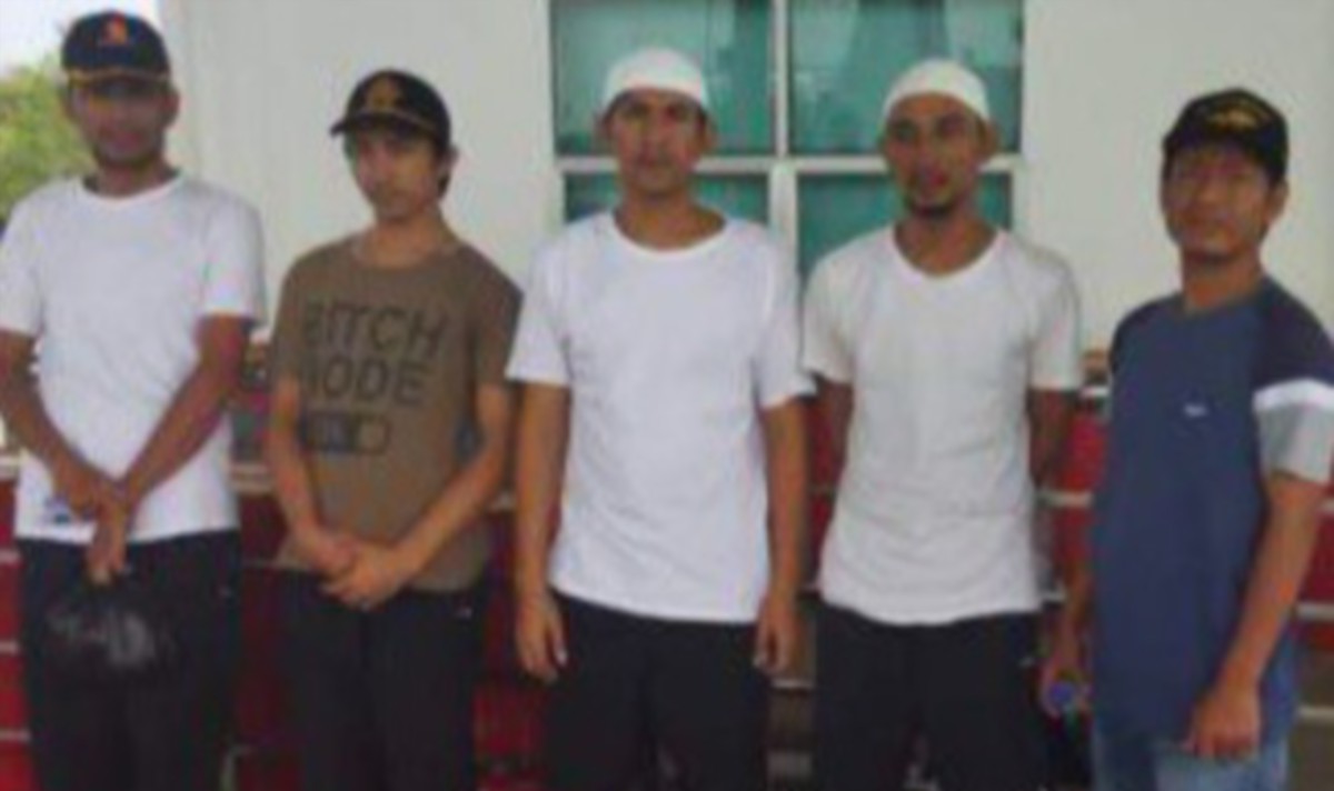 LIMA pemancing warga Indonesia yang hanyut 6 Oktober lalu dihantar pulang. 