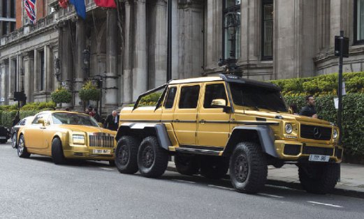 DIA memiliki koleksi kereta mewah yang semuanya dicatu warna emas.