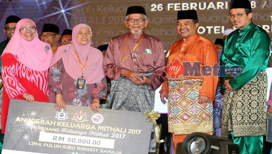 JAMIL Khir (dua kanan) dan Dr Yusri (kanan) bergambar bersama penerima Anugerah Keluarga Mithali 2017 pada majlis Anugerah Keluarga Mithali 2017 di Putrajaya, hari ini. FOTO Mohd Fadli Hamzah