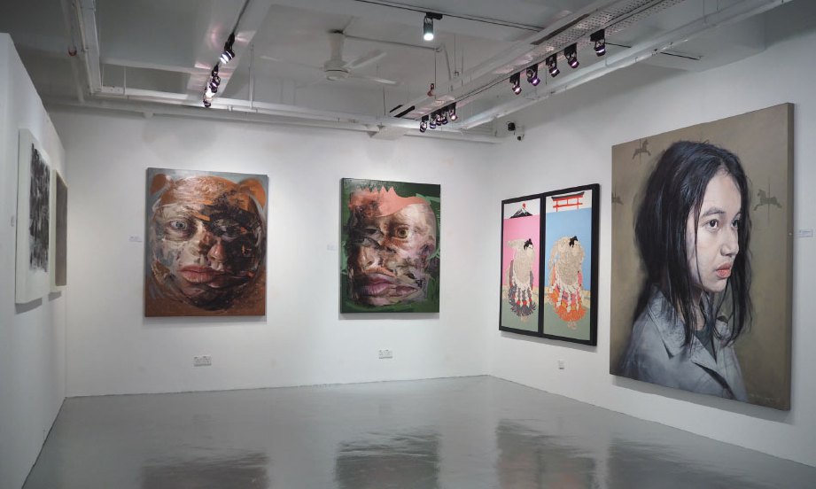 SEBANYAK tujuh karya diketengahkan dalam pameran Mixed Hang yang berlangsung di ruang pameran utama, Galeri G13.