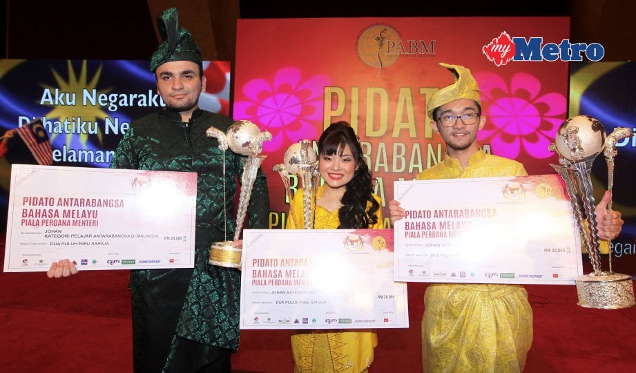 JOHAN Kategori Antarabangsa, Lisa Shimazaki (tengah) bersama johan Kategori Pelajar Antarabangsa di Malaysia, Abdul Matin (kiri) dan johan Kategori  Alam Melayu, Noor Haqim Noor Hamiddon. FOTO Ahmad Irham Mohd Noor.