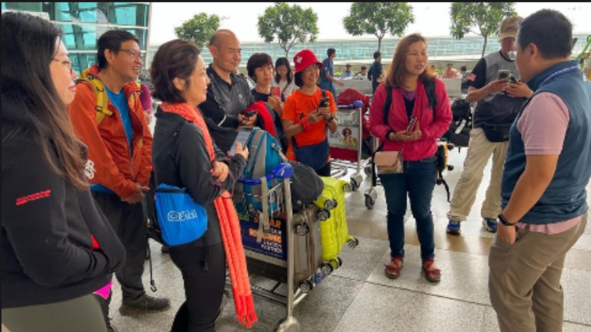 Amizal Fadzli Rajali bersama pendaki di lapangan terbang sebelum pulang ke Malaysia.