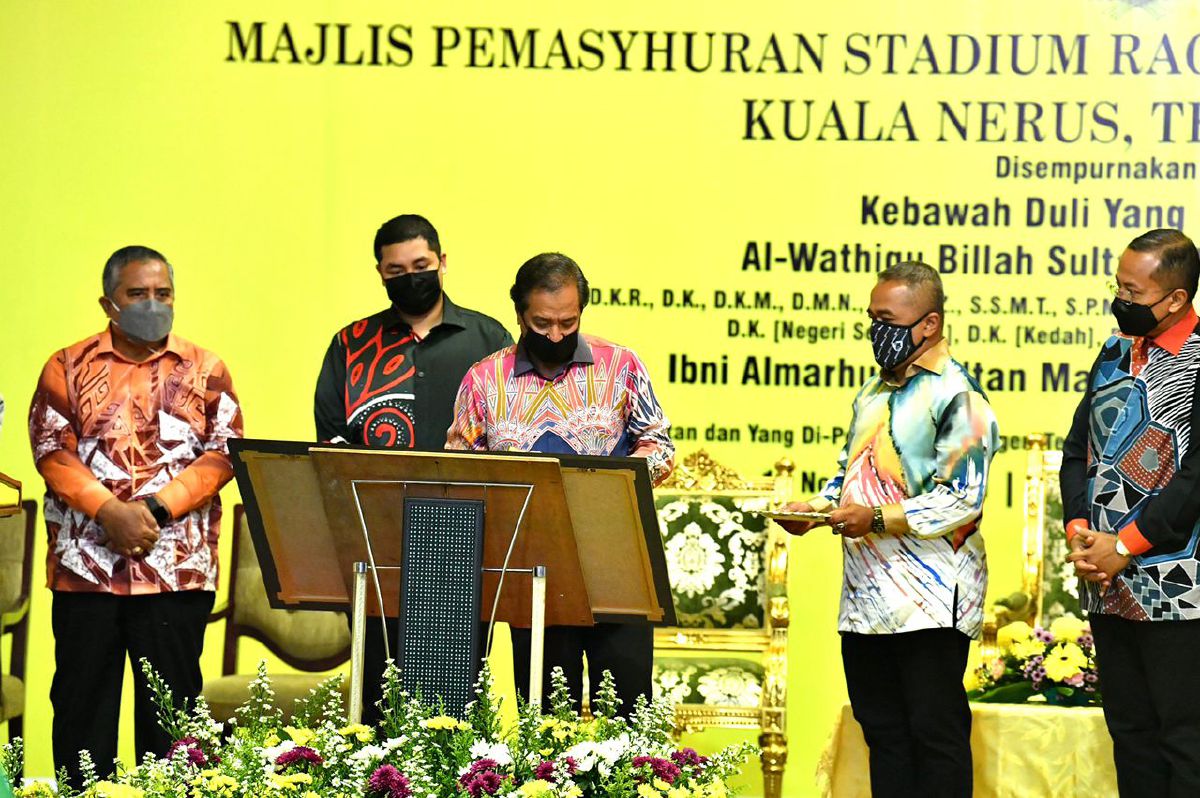 Sultan Mizan (tengah) menandatangani plak perasmian Majlis Pemasyhuran Stadium Ragbi Tengku Muhammad Ismail. FOTO Ghazali Kori