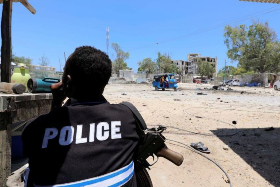ANGGOTA keselamatan mengawal keadaan selepas kumpulan militan Al-Shabaab menyerang kompleks kementerian di ibu negara Somalia.