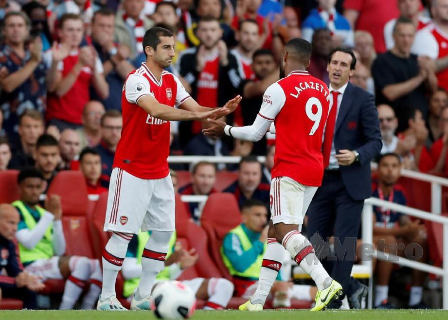 MKHITARYAN (kiri) membuat penampilan terakhir bersama Arsenal menggantikan Alexandre Lacazette di Emirates, kelmarin. — FOTO Reuters