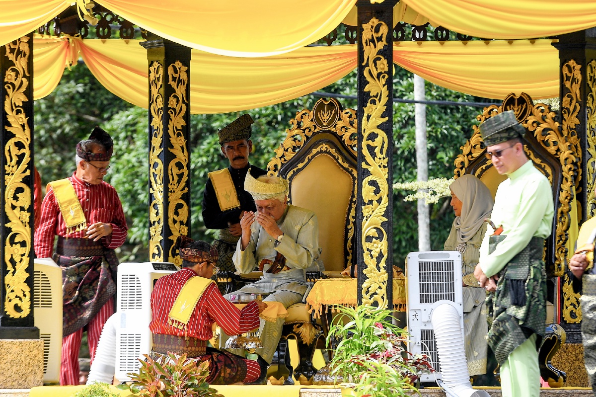TUANKU Muhriz berkenan menyempurnakan Istiadat Bersiram di Panca Persada sempena Istiadat Ulangan Penghulu Luak Tanah Mengandung Mengadap Menjunjung Duli di Istana Besar Seri Menanti, hari ini. FOTO Bernama