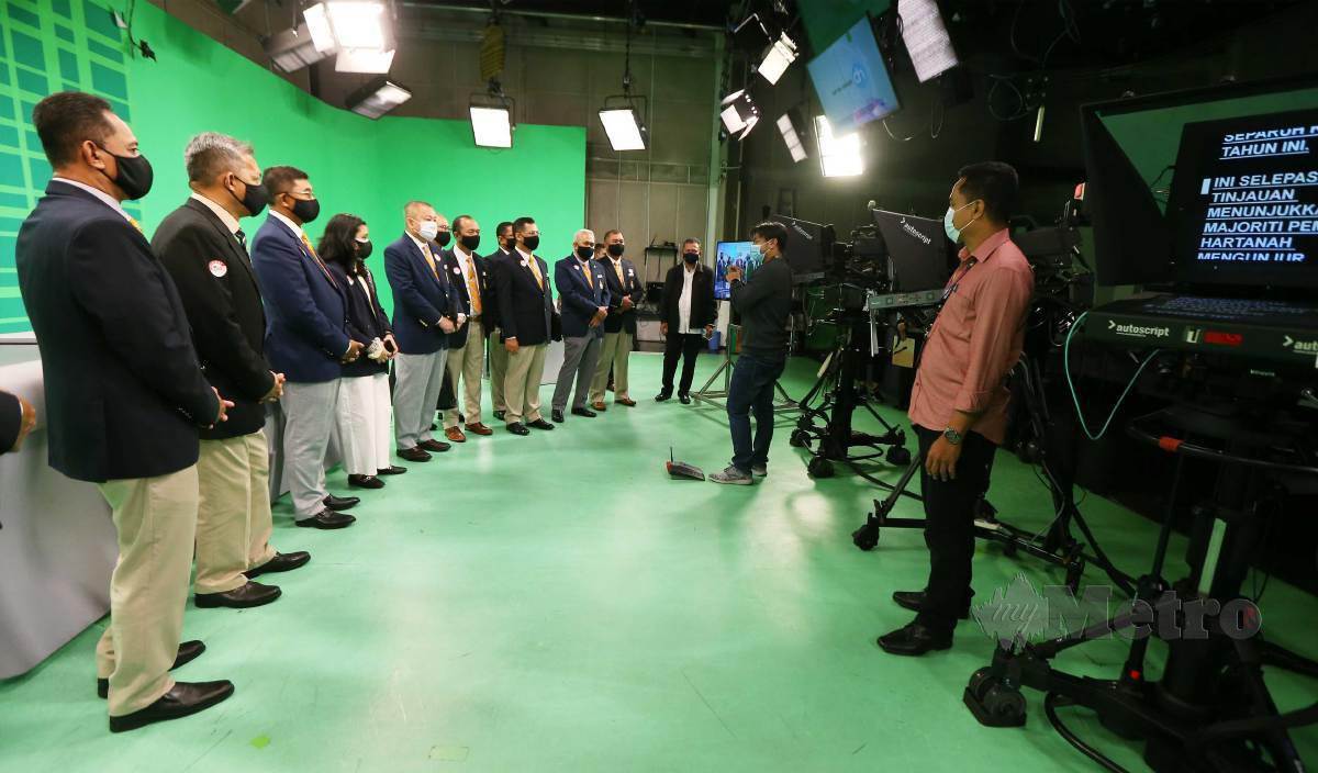 LAWATAN studio berita pada sesi lawatan pembelajaran Maktab Ketahanan Nasional ke Sri Pentas. FOTO Rohanis Shukri