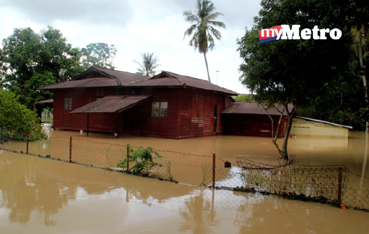 Antara rumah penduduk yang dinaiki air akibat hujan lebat lebih 11 jam di Kampung Gadek Dalam, Melaka. - Foto MUHAMMAD ZUHAIRI ZUBER