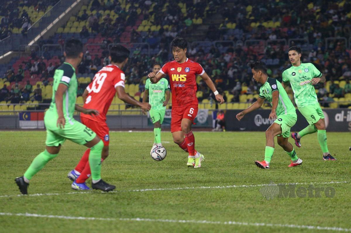 PEMAIN Sabah FC, Taesu Park (tiga kanan) diasak pemain Melaka United FC. FOTO Syafeeq Ahmad