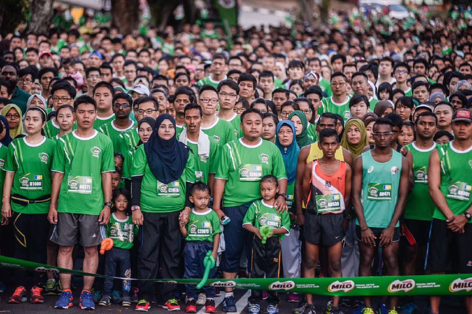 Kira-kira 6000 peserta menyertai Larian Hari Sarapan Malaysia sejauh 3 kilometer di Universiti Sains Malaysia (USM), Pulau Pinang, pagi ini. - Foto SHAHNAZ FAZLIE SHAHRIZAL