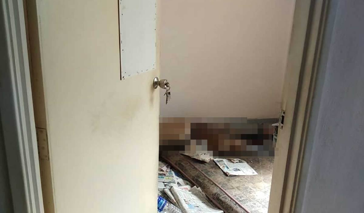MAYAT lelaki ditemukan hampir reput di rumahnya di Lebuhraya Thean Teik, Ayer Itam. FOTO Ihsan JBPM