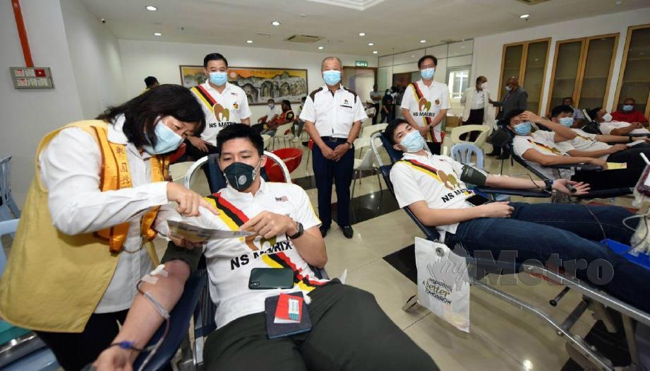 LEE (tengah) meninjau orang ramai  yang hadir menderma darah di MMC Seremban, hari ini. FOTO Mohd Amin Jalil.