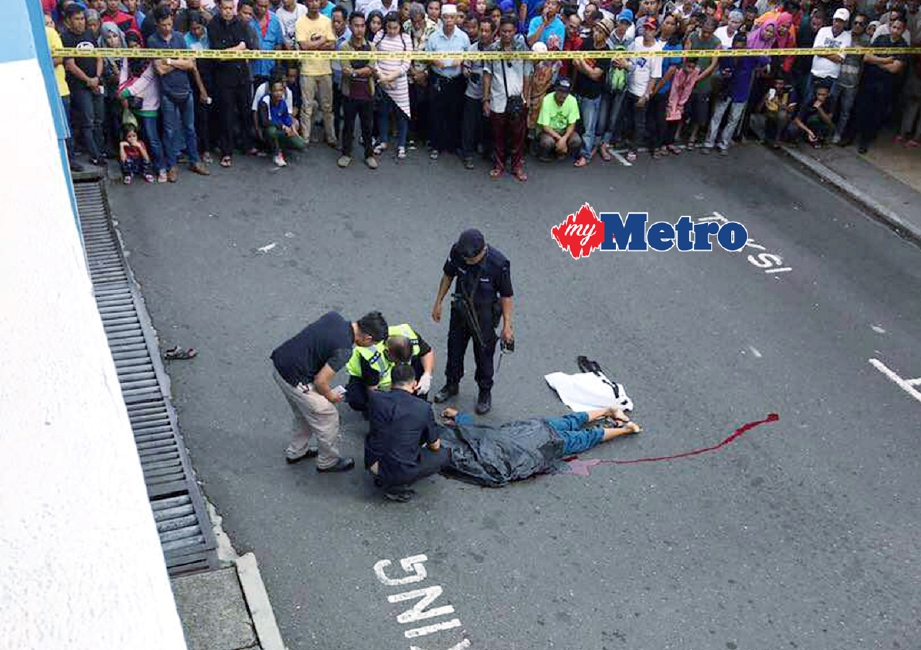 Mayat lelaki yang dipercayai terjatuh dari tingkat lima bangunan MPS, Sandakan. - Foto HAZSYAH ABDUL RAHMAN