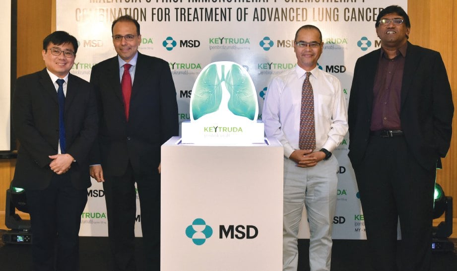 PELANCARAN rawatan baharu kanser paru-paru tahap lanjut disempurnakan (dari kiri) Dr Tho, Ashish, Dr Matin dan Dr Murallitharan.