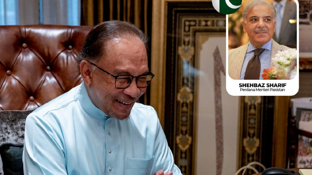 ANWAR menerima panggilan telefon daripada rakan  sejawatnya dari Pakistan, Shehbaz Sharif hari ini. FOTO FB Anwar Ibrahim