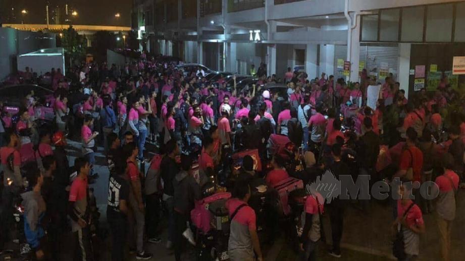 GAMBAR tular di media sosial mengenai penunggang foodpanda mogok di Johor Bahru. 