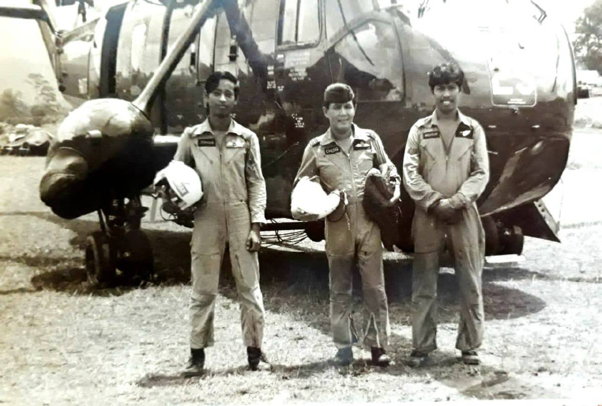 MOHSAIN  (kanan) ketika bertugas bersama kaptennya, Chong King Lay dan Mohd Johan Othman dalam Operasi Selamat Sawadee  di sempadan Malaysia-Thailand sekitar 1970-an. FOTO ihsan Mohsain 