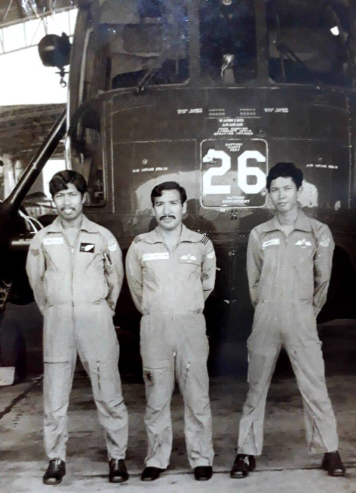 MOHSAIN  (kiri) bersama dua kru Nuri FM1726 semasa bertugas di sempadan Malaysia-Thailand pada 1970-an. FOTO ihsan Mohsain 