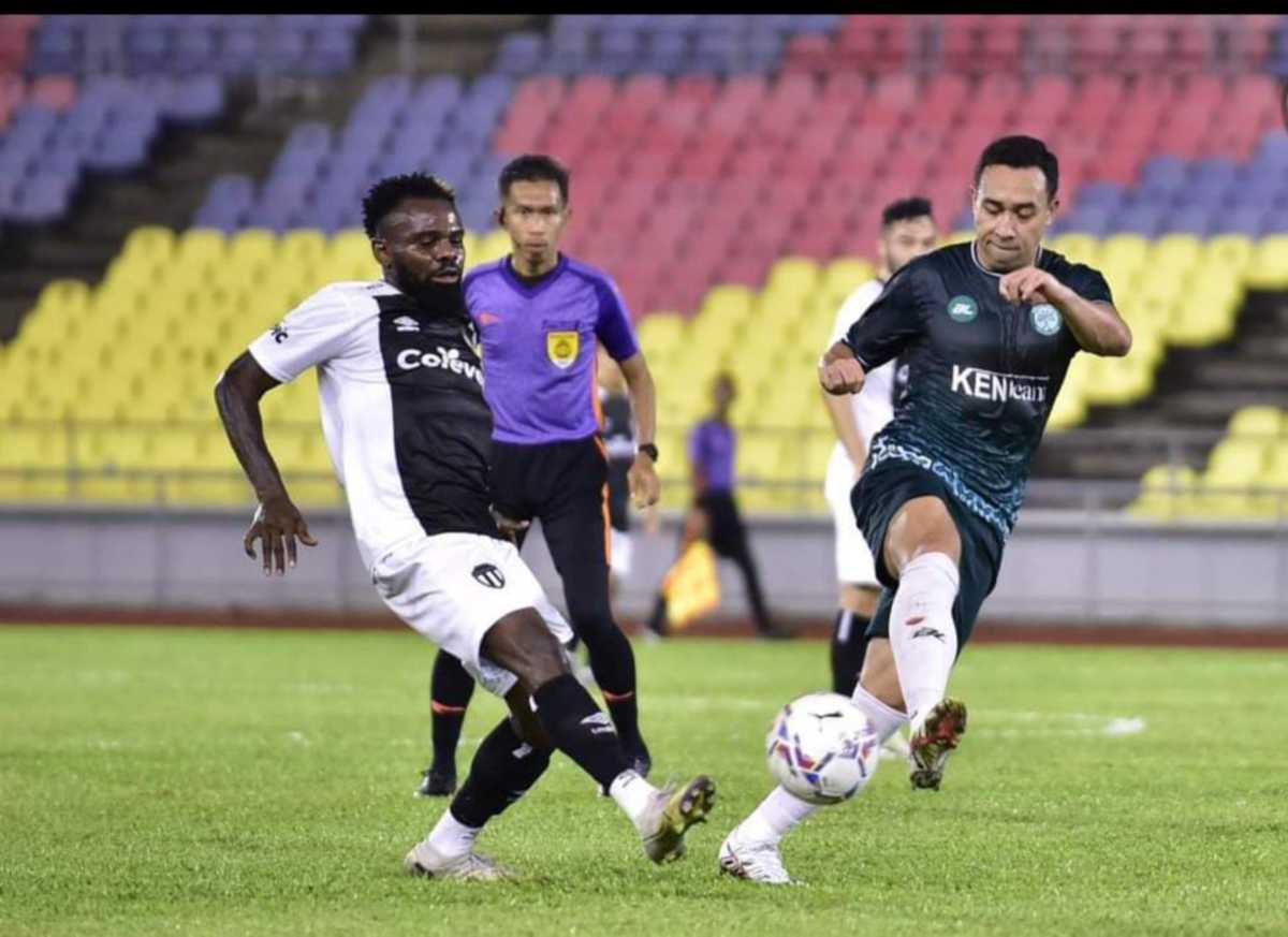 SEBAHAGIAN aksi Melaka United dengan Terengganu FC. FOTO Melaka United