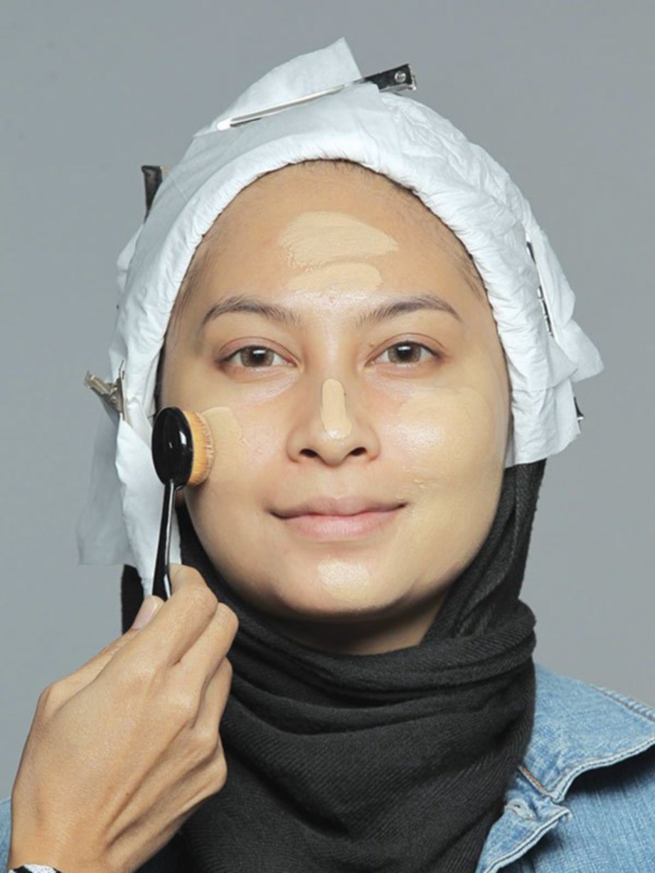 1. SAPUAN bedak asas ke seluruh wajah bagi menjadikan rona kulit sekata.