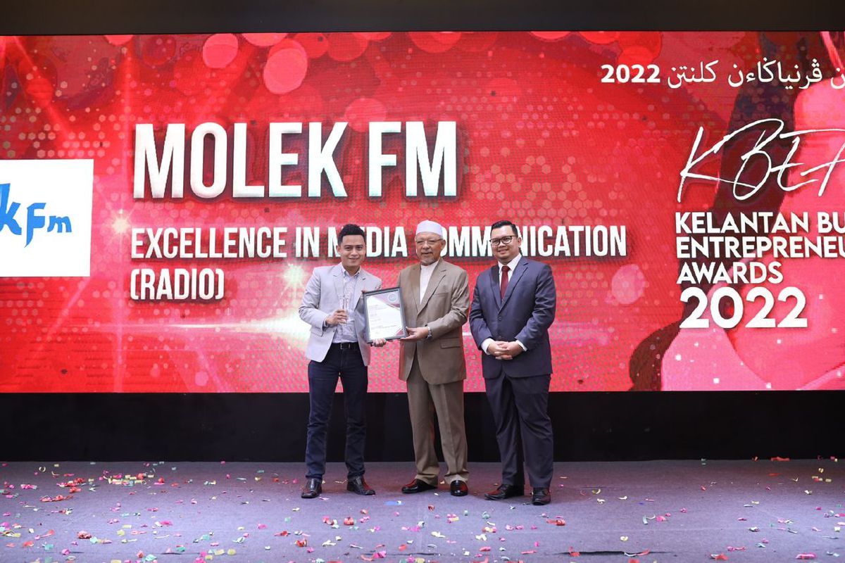 Molek FM terima Anugerah Kecemerlangan Dalam Komunikasi Media bagi kategori radio.