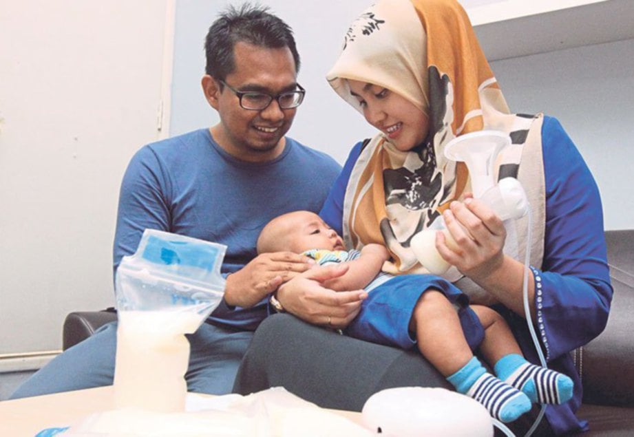 IKHWAN dan Siti Nurbaya bersama anak mereka Muhammad Al Fateh yang diberikan susu ibu sepenuhnya. 