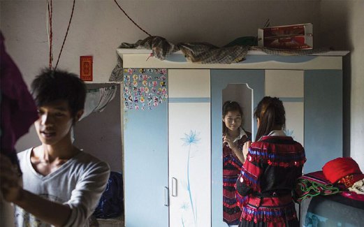 XIAO Yin, 18, menyikat rambut sementara suaminya Xiao Qing bersiap untuk keluar bersama.