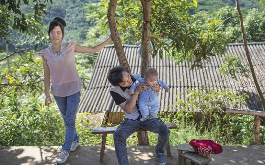 XIAO Rong dan suaminya Xiao Yong masing-masing berusia 16 tahun bersama bayi mereka berusia 10 bulan di wilayah Yunnan.