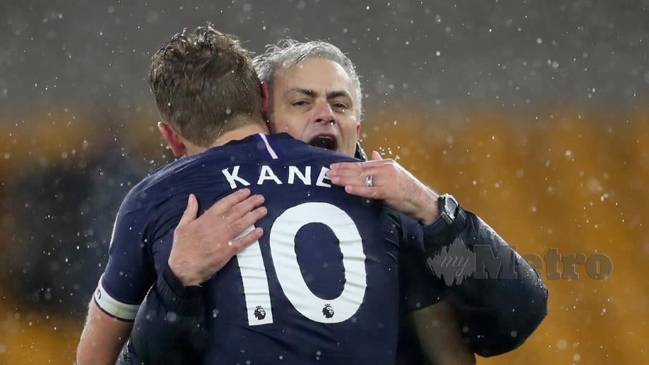 Mourinho memeluk Harry Kane selepas skuadnya mengutip tiga mata di tempat lawan. FOTO REUTERS 