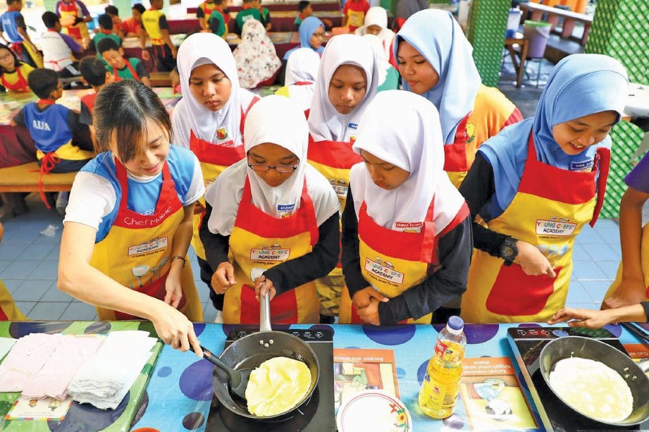 ANTARA pengisian program Joy Schools hasil kerjasama Young Chefs Academy dan Mondelez Malaysia.