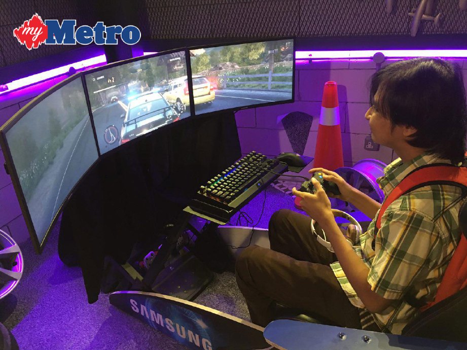 Monitor permainan video lengkung diperkenalkan Samsung