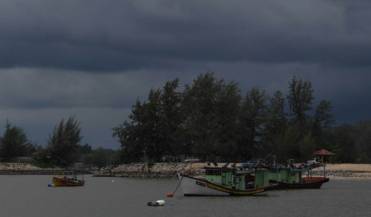 JABATAN Meteorologi Malaysia (MetMalaysia) mengeluarkan amaran cuaca bahaya peringkat merah dengan hujan sangat lebat dijangka berterusan di beberapa kawasan di Terengganu. FOTO BERNAMA