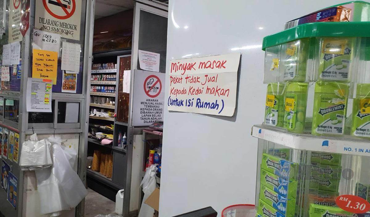 NOTIS 'minyak masak peket tidak dijual kepada pengusaha kedai makan' sebagai cara mengawal penjualan minyak masak paket ditampal oleh pengusaha sebuah pasaraya di pekan Kuah, Langkawi. FOTO Hamzah Osman