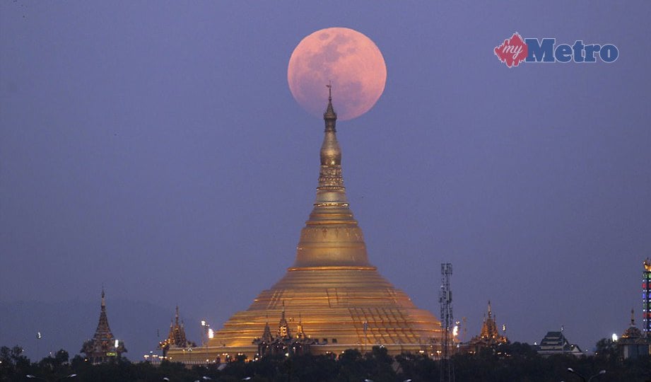 IMEJ supermoon yang dirakam di Myanmar, kelmarin. FOTO AP