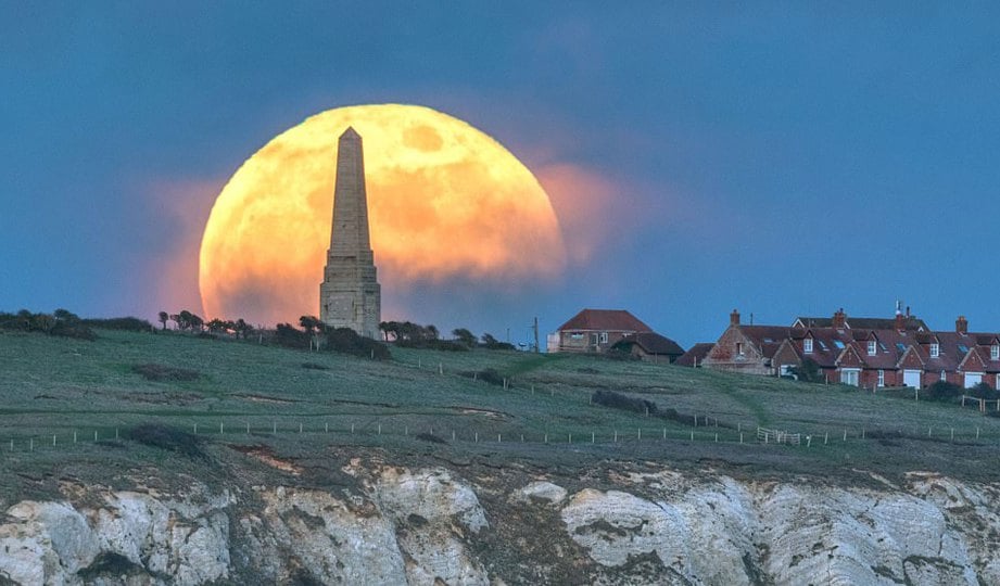 SUPERMOON dirakam di The Yarborough Monument, Dorset, Britain kelmarin. FOTO IslandVisions/BNPS