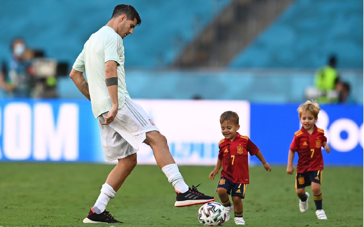 MORATA bermain dengan anaknya ketika sesi latihan Sepanyol. FOTO AFP